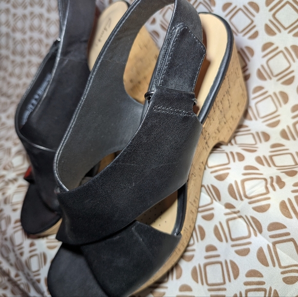 Clark's Black Wedge Sandals with Crisscross Straps and Cork Heel - Picture 3 of 6